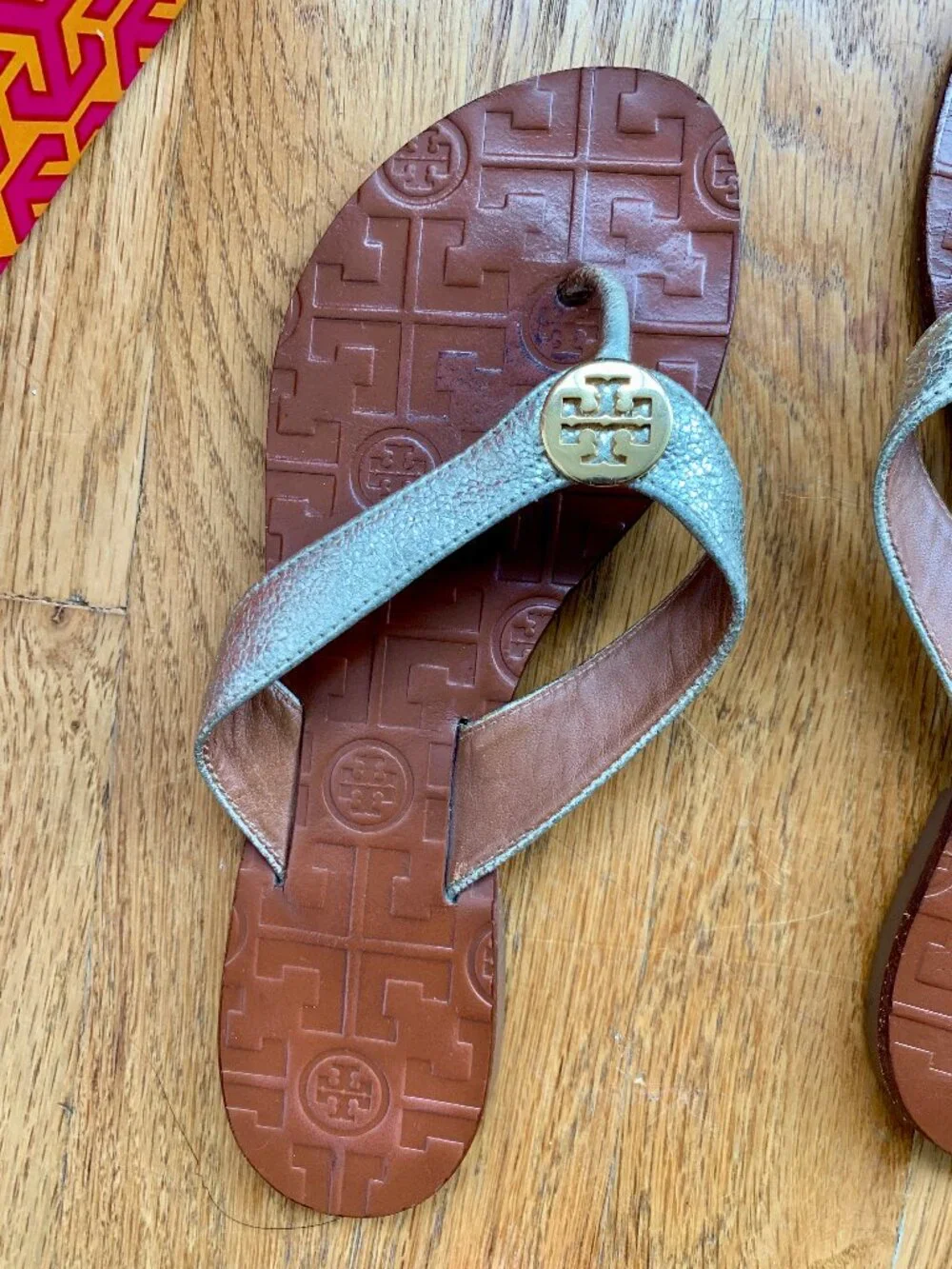 EUC Tory Burch Thora Metallic Gold Leather Sandals/ Flip flops with original box